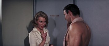 007 È UNO STUPRATORE ?!?